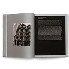 Links ein Foto eines mehrstöckigen Gebäudes. Rechts ein Text mit dem Titel "What is Photography?" von Berenice Abbott.