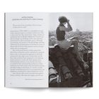 Text: "ASTRA ZARINA LESSONS ON CONTINUITY AND CHANGE." 
Zarina auf einem Dach, blickt über eine Stadt.
