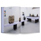 Monitor Gallery, Room Four, 2020/21. Abstrakte Skulpturen auf Bänken und Gemälde an weißem Galeriewand.