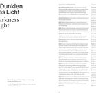 Aus dem Dunklen kommt das Licht. Out of Darkness Comes Light. Links großer Schriftzug, rechts Interview auf Deutsch und Englisch.