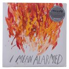 Text: „I MEAN ALARMED“. Illustration: abstrakte Flammen in Rot, Orange und Gelb auf weißem Hintergrund.