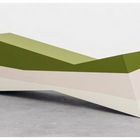„Summer Run, 1964“ steht links unten. Geometrische Skulptur; Grün, Beige, und Creme auf Aluminium.