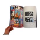 Linke Seite zeigt bunte Collage aus Fotos, rechte Seite zwei abstrakte Bilder in Schwarz-Weiß mit Kopfhörer.