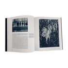 Seite 82 hat Text und ein Bild von Menschen. Seite 83 zeigt ein Foto von Ästen mit einem Blatt.