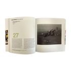 Der Text beschreibt Edward Weston und sein Werk "Wrecked Car in Muddy Landscape". Foto eines Wracks in nebligem Gelände.