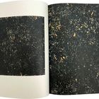 Text links unten: "Mariale m.a.7 1960". Schwarze, abstrakte Kunst mit goldenen und blauen Fragmenten.