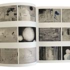 Eine aufgeschlagene Seite eines Buches zeigt verschiedene abstrakte schwarz-weiße Illustrationen.