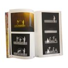 Doppelseite mit Fotos auf einer Bühne. Links ein Mensch mit Reifen, rechts Schwarz-Weiß-Fotos mit geometrischen Formen.