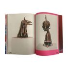 Seite 108 und 109 zeigen Skulpturen: links ein Pferdekopf, rechts eine Büste mit Helm.