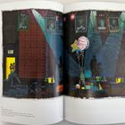 Poster mit Texten wie "Doyen of Jazz", "Soul", "Mr. Blue". Innenraum mit Tischen, Stühlen, Ballons und Silhouetten.