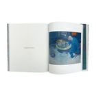 Eine Seite beschreibt ein Werk von Neo Rauch 2005. Daneben eine Illustration mit einer Person und einem Tiger in einem Becken.