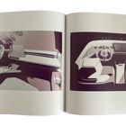 Links unten: "BMW Design", rechts unten: "BMW Design". Zwei Illustrationen eines futuristischen Fahrzeuginnenraums.