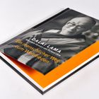 Buchcover mit Text: "DALAI LAMA - Ein menschlicher Weg zum Weltfrieden". Schwarz-weiße Fotografie eines lächelnden Mannes.