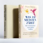 Zwei Bücher nebeneinander. Titel: "Was am meisten zählt". Autor: Diane Button. Illustration eines Kolibris und Blumen.