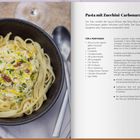 "Zucchini-Scones", ein Rezept für 8 Stück, Zutaten und Anleitung beschrieben. Links auf einem Teller: drei Scones.