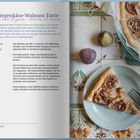 "Feigen-Ziegenkäse-Walnuss-Tarte". Rezept und Zutaten beschrieben. Rechts eine Tarte mit Feigenscheiben auf Teller.