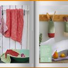 Häkelkissen: Kissen in Grün, Flieder und Pink auf einem Holzstuhl. Gefilzter Mini-Teppich: Liegt neben Schuhen. Warmflaschenhülle.