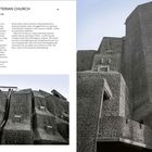 Eine Betonarchitektur mit schrägen, kantigen Strukturen und vertikalen Betonträgern.