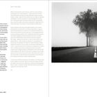 Links: "The Misty Path" und Text über Henri Cartier-Bresson. Rechts: Schwarz-weißes Foto einer Nebelstraße mit Bäumen.