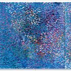 "Collective Osmosis", Oscar Murillo. Graues T-Shirt mit einer bunten Illustration in Blau- und Grüntönen, Maße angegeben.