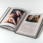 Eine offene Buchseite zeigt links ein Paar und rechts einen lächelnden Mann. Texte erläutern Inhalte und beschreiben Szenen.