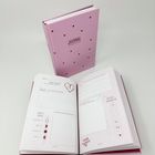 Ein rosa Notizbuch mit kleinen Herzen, offen auf einer Seite, zeigt Felder für "Social Battery" und "Gefühls-Barometer".