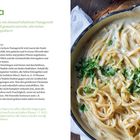 Titel: Alfredo-Pasta. Ein Rezept für 3 Portionen mit Zutaten und Zubereitung. Foto: Cremige Pasta mit Petersilie.