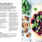 Tarte mit Roter Bete, Pflanzenkäse, Knoblauch; Rezept und Zutatenliste. Rechts Tarte mit grüner Deko, Walnüsse.
