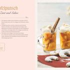 Apfelpunsch mit Zimt und Sahne, Zutaten und Zubereitung, zwei Gläser mit Punsch, Zimtstangen, Sahne, Kekse.