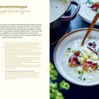 Blumenkohlsuppe mit gebratenem Speck. Links Rezeptbeschreibung, rechts Bild der Suppe mit Speck und Kräutern, Brot daneben.