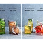 Grüner Gurken-Eistee, Mandelmilch-Chai-Eistee, Zitronenthymian-Kamillen-Eistee, Erdbeer-Basilikum-Eistee in Gläsern.