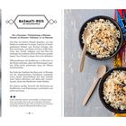 "Basmati-Reis mit Kokosraspeln. Zutaten: 250 g Basmati-Reis, 1 EL Senfkörner, 10 g Butter, 30 g Kokosraspel. Reis in Schüssel."