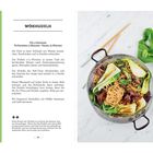 „Zutaten: 8 getrocknete Mu-Err-Pilze, 300 g Asia-Weizennudeln, 4 Pak-Choi, 2 EL Sojasauce.“ Pfannengericht mit Gemüse.