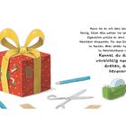 Text: „Kaum ist er mit dem Wunschzettel fertig...“ Illustration: Ein Elf klemmt in einem roten Geschenkpaket mit gelber Schleife.