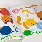 Keine erkennbaren Texte. Illustration: Drei Katzen spielen mit bunten Wollknäueln, jemand malt mit einem blauen Stift.