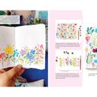 Texte beschreiben Blumenzeichnungen und Anordnungstipps. Verschiedene Illustrationen von farbenfrohen Blumen in einem Skizzenbuch.