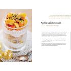 Rezept für "Apfel-Sahnetraum": Zubereitungstipps und Zutatenliste. Links im Glas dekoratives Dessert mit Obst und Pistazien.