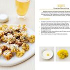 Beignets Rezept mit Texten über Zubereitung und Zutaten. Links: Gebäck mit Puderzucker auf einem Teller, gelbe Blüten im Hintergrund.