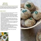 Rezept für "Brötchen schön knusprig", Zutaten und Zubereitung erklärt. Foto: Mehrere Brötchen in einem Korb, eines mit Butter.