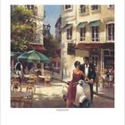 Zwei Personen mit einem Roller vor einem Café in einer sonnigen Straßenszene. Tische und grüner Sonnenschirm im Hintergrund.