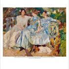 Drei elegant gekleidete Frauen sitzen auf einer Bank im Garten. Lebendige Farben, blühende Umgebung und sommerliche Stimmung.