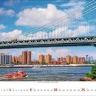 April 2023-Kalender: Eine Brücke über einem Fluss mit einem Boot im Vordergrund, Stadtgebäude im Hintergrund.