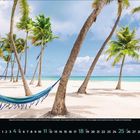 April 2023. Kalenderblatt mit einer Hängematte zwischen Palmen am weißen Sandstrand und blauem Meer.