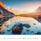 April 2020 Kalenderansicht. Malerische Berglandschaft mit See und leuchtend orangefarbenem Himmel.