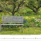 April 2023; Kalender mit Bank im blühenden Garten, umgeben von bunten Blumen und zwei blühenden Bäumen.