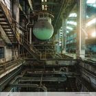 Es ist ein Kalenderblatt von April 2021 mit einer alten Industriehalle voller Rohre und rostiger Strukturen.