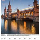 Kalenderbild des Monats April 2027 mit der Oberbaumbrücke in Berlin. Die Brücke ist bei Dämmerung beleuchtet und spiegelt sich im Fluss.