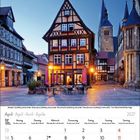 Kalender für April 2027, Fachwerkhaus am Marktplatz, Quedlinburg, bei Abenddämmerung, mit Straßencafé und einer Kirche im Hintergrund.