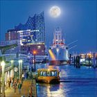 Ein großer Hafen mit einem beleuchteten Schiff, einer Menschenmenge am Pier und einem markanten Gebäude bei Vollmond.