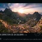 Text: „La Carretera de Sa Calobra 14 km“; unten Monatsübersicht. Serpentinenstraße in gebirgiger Landschaft bei Sonnenuntergang.